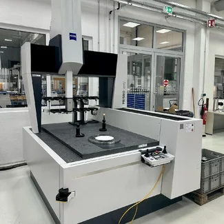 Zeiss Prismo verity Koordinatenmessgerät in einem temperierten Messraum